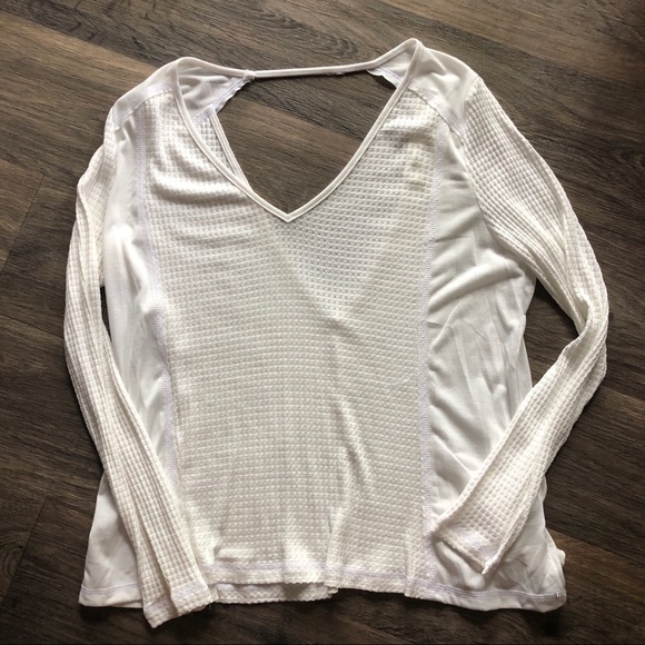 Tops - NWOT White deep V-back long sleeve shirt